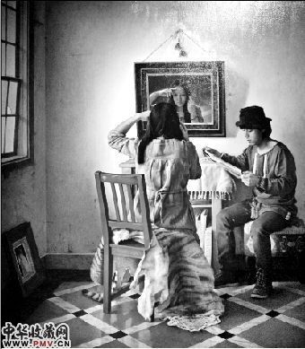 图为谢郴安作品《镜中女孩》。