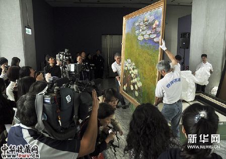 3月1日，在“莫奈花园”展览开箱记者会上，工作人员展示莫奈的作品《睡莲》。新华网图片