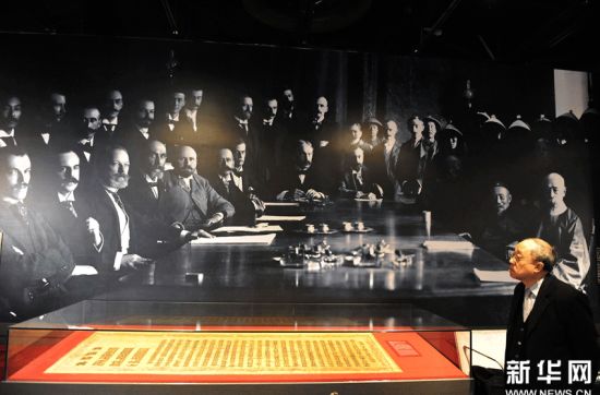 当日，由香港特区政府康乐及文化事务署与湖北省博物馆合办的《辛亥革命百周年展》在香港历史博物馆开幕。展览展出的400件有关文物、历史图片和录像，让参观者感知这段划时代的历史以及香港在革命事业中作出的重大贡献。新华网图片 宋振平 摄