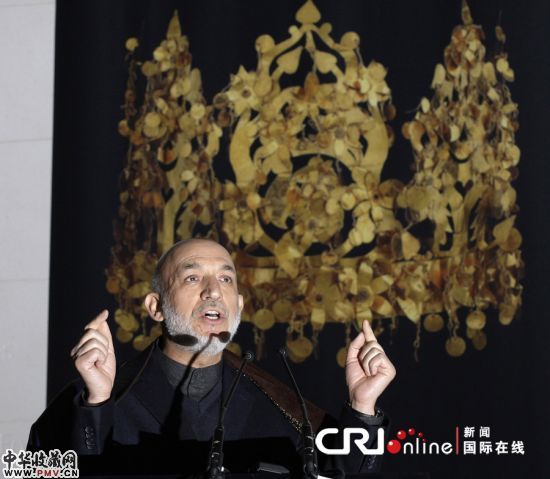 　3月1日，阿富汗总统卡尔扎伊在“阿富汗：古代世界的十字路口”展览开幕仪式上发表讲话。（国际在线/路透）