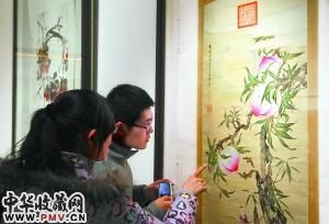 观众认真观看有慈禧题款的画作《寿桃》。 本报记者 贾同军摄 