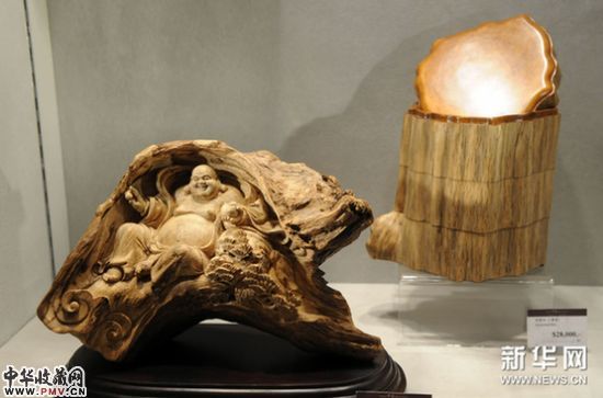 这是展出的价值数十万港元的沉香木雕“弥勒佛”（3月10日摄）。新华网图片 宋振平 摄