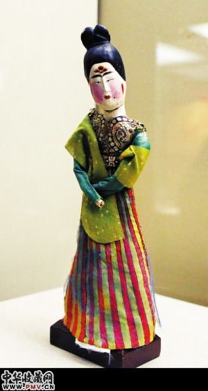 锦衣女俑
