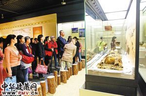 观众在观看“小河女尸”