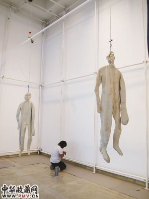 刘俐蕴与黄卓轩合作的《介乎之间》正在布展。