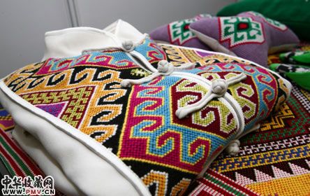 图为非物质文化遗产――土家织锦服饰