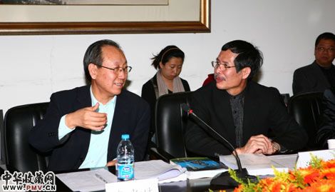 清华大学美术学院李当岐院长与柒牌集团洪肇设董事长在座谈会上交流