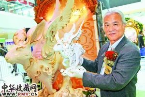 图为台湾白瓷大师沈享荣在香港展示作品。(香港中通社 供图)