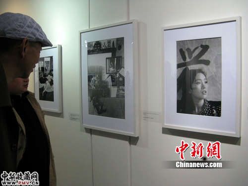 观众正在欣赏一幅马克・吕布1993年拍摄的“女演员巩俐在张艺谋电影《活着》的山东片场”。 刘贤 摄