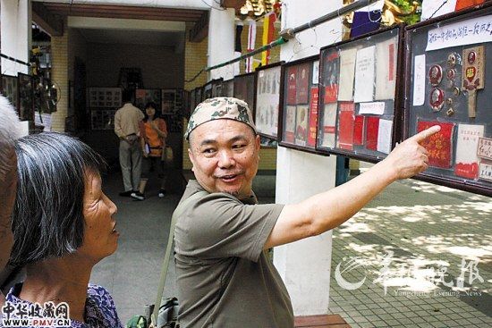 黄昌就给街坊当解说员