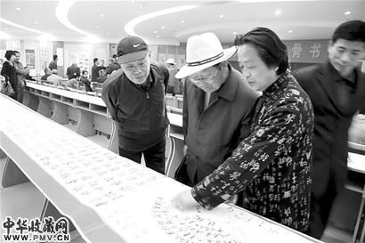 图为宾客们在观赏百米手书汉字长卷。(本报视界网 陈主权 摄)