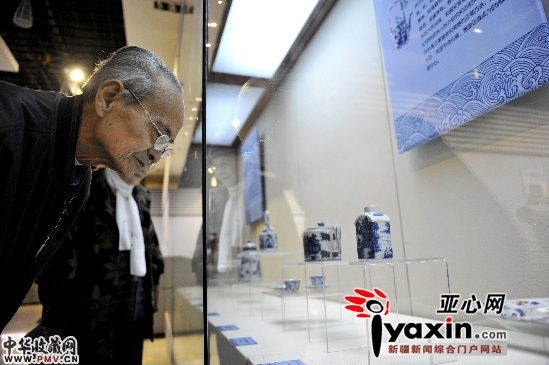 市民观看展览。亚心网记者 史纪伸 摄