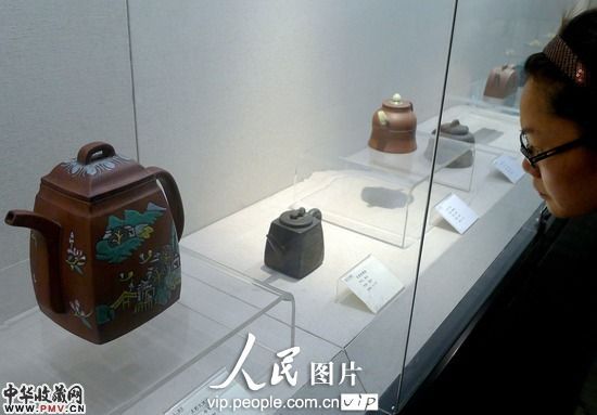 参观者在观赏一把清朝“点彩大汉方”紫砂精品。
