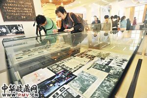 图为喜爱曹禺的市民前来观展。