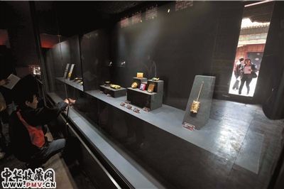 香港两依藏博物馆百余西式化妆盒藏品展