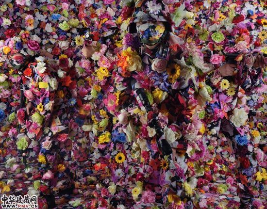 李庸白(Lee Yongbaek),天使战士,Angel Solider, 180x225cm, digital phot and video, 2011