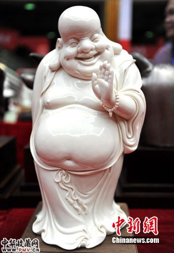 海峡工艺博览会上惟妙惟肖的佛像陶瓷雕塑。王东明 摄