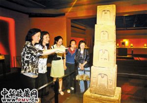 深圳市民在深圳博物馆(老馆)欣赏来自山西的精美古佛像