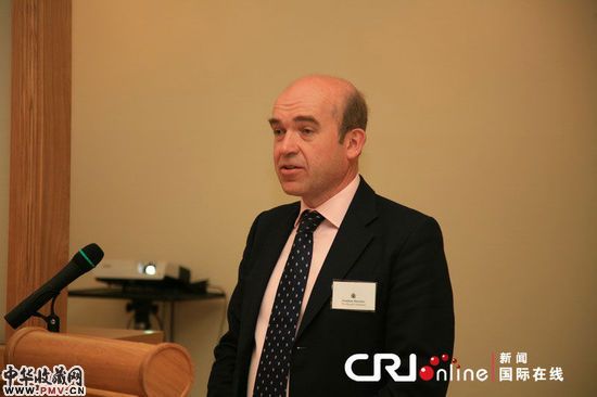 英国王室收藏机构主任马斯登介绍展览情况。