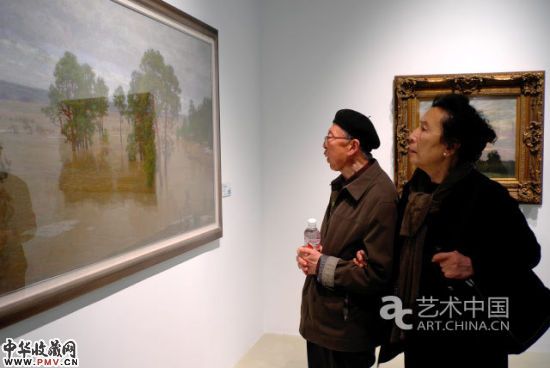 油画家李天祥、赵友萍在观看作品