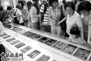 昨日,民国最美图书私人典藏展在万象城举办。精美的民国图书吸引了大量市民前来参观。