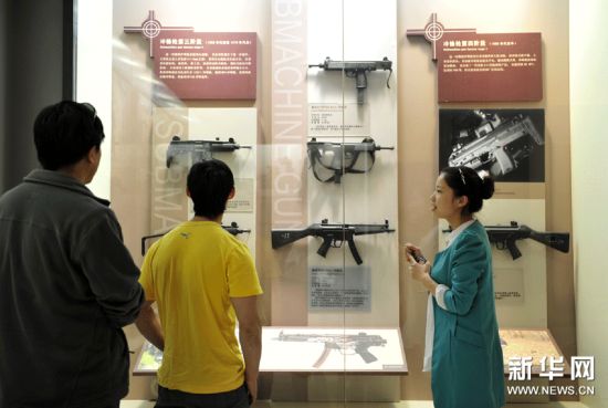 轻武器博物馆工作人员向嘉宾介绍冲锋枪系列