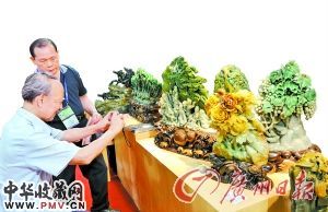 工艺精品吸引了不少参观者的目光。记者轩慧摄