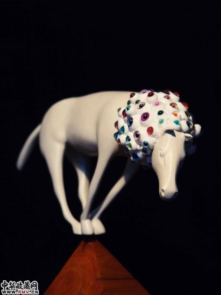 王浩作品《目系列之盲》材料：柏木 玻璃钢