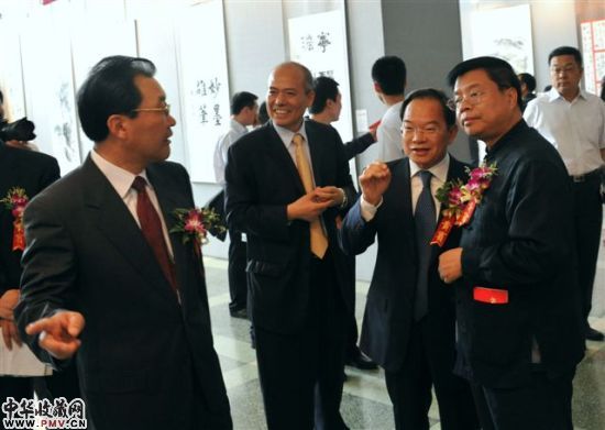 到会嘉宾参观展览