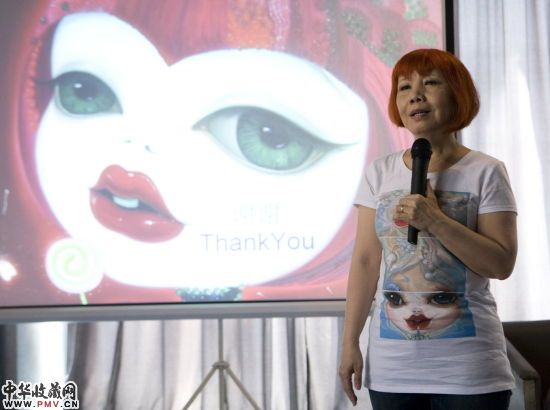 主策展人陆蓉之在艺术家为她创作的作品图片前为记者介绍展览