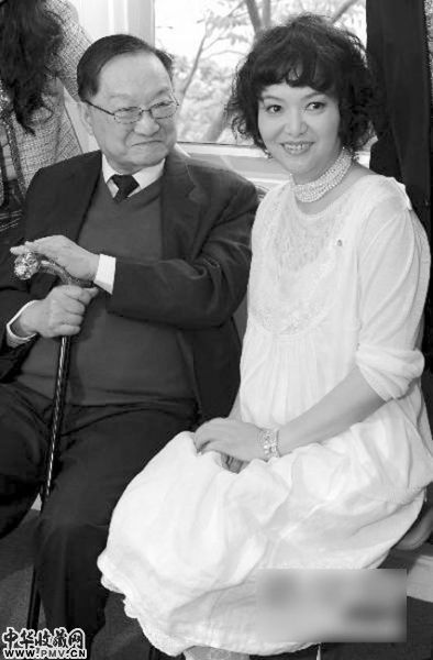 面对小女儿右，金庸满脸慈爱