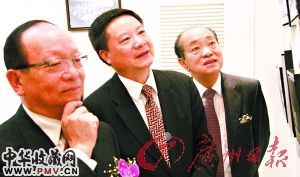 图中观看展览的人物从左至右依次为：蒋孝严、林元和、孙必达。 