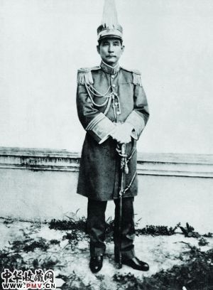孙中山着海陆军大元帅服戎装照。 孙中山着海陆军大元帅服戎装照。