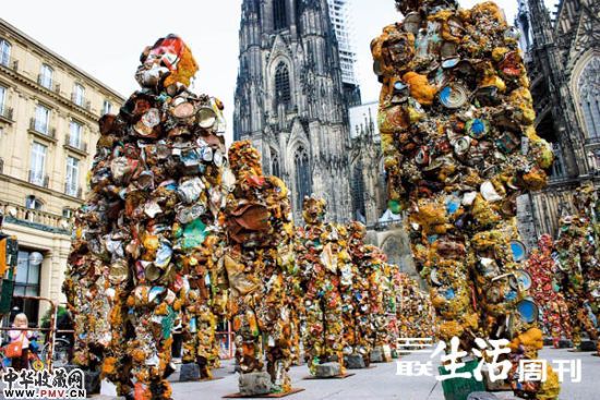 德国著名艺术家哈・舒尔特曾创作过一组巨型的可再生艺术作品《垃圾人》。