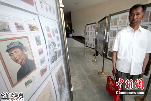 图为市民参观“红邮颂歌”庆祝建党90周年精品珍邮巡回展。作 者:宋敏涛