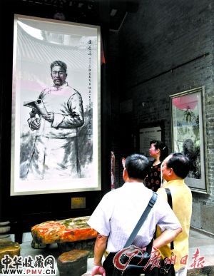 纪念万木草堂成立120周年《广府名人画展》昨天在万木草堂开幕,为纪念康有为先生诞辰153周年创作的人物画作品吸引了不少观众。 记者陈安摄