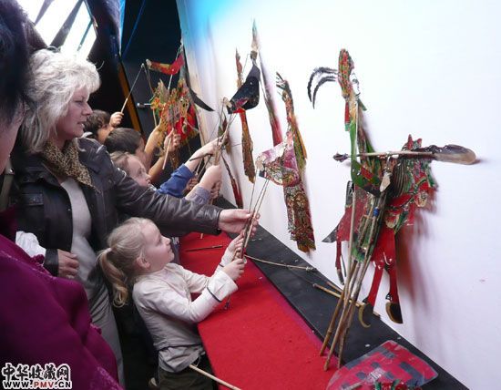 观众上台尝试操纵皮影