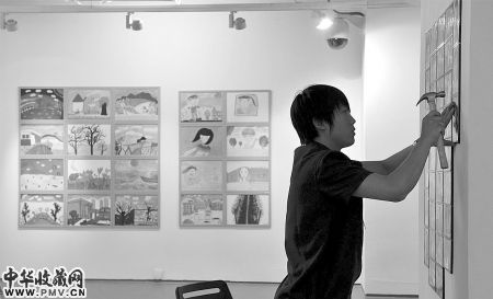 现场紧张布展摄影朱建国