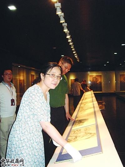 孙晓云馆长等在布展现场。