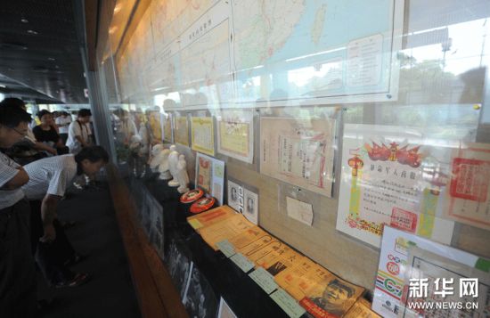 6月9日，市民在参观展览。