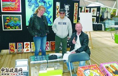 杨玉贵在意大利考察当代艺术时与同行交流。