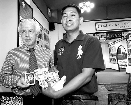 昨日，艾儒士将老照片捐赠给重庆飞虎队展览馆。记者 崔力 摄