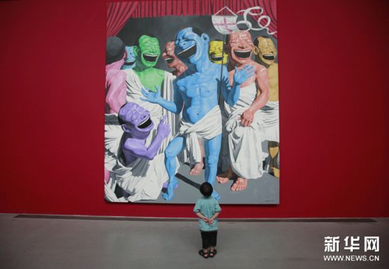 6月15日，一名小观众在北京798艺术区佩斯北京画廊欣赏岳敏君作品。