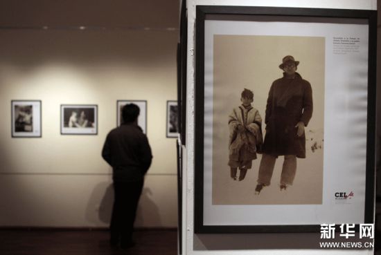 6月15日，一位参观者正在观看反映古巴革命英雄切・格瓦拉童年生活的主题摄影展。