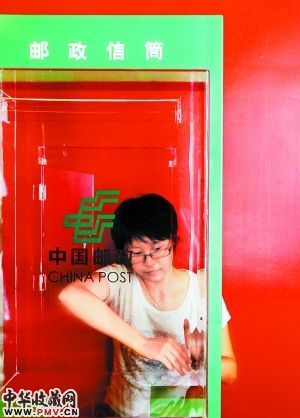 展览现场设立了一个邮政信筒，参观者看完展览可以把观展感受和对党的心愿寄语都写在明信片上放进信筒。