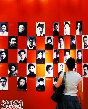 169张黑白老照片记录了在漫长的革命斗争岁月里，战斗在古都北京的共产党人的身影，他们把青春献给了人民解放事业。