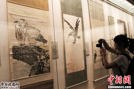 6月24日,“永恒的艺术――徐悲鸿绘画精品展”在辽宁省博物馆开展,展出的多幅作品吸引参观者驻足观赏。中新社发 赵莹 摄