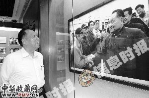 陈开枝等老同志参观了图片展。 信息时报记者 郑启文 摄