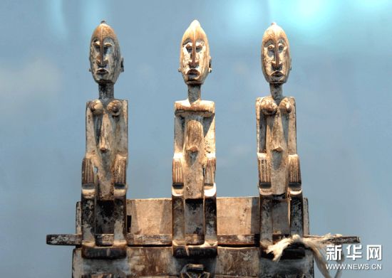 陈列在非洲古代艺术展展区内的一件南苏丹18世纪的实用工具“门插”(6月22日摄)。