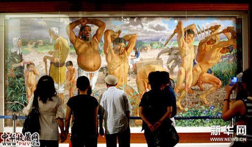 6月25日,在沈阳举行的徐悲鸿绘画精品展上,观众欣赏徐悲鸿先生的巨幅油画作品《愚公移山》。新华网图片 张文魁 摄